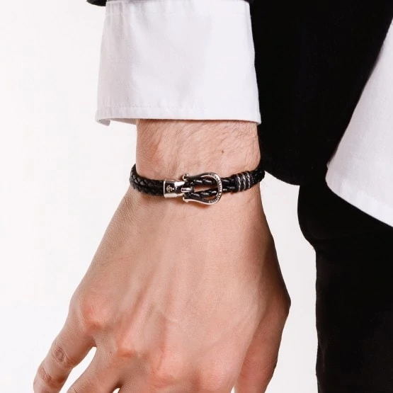 Кожаный браслет чёрного цвета с серебристым крючком — № 10093