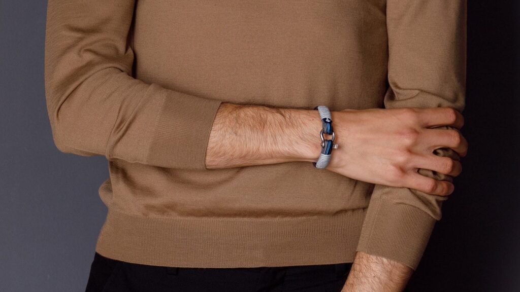 10 самых модных мужских браслетов 2021 года